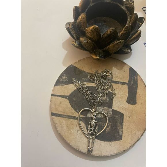 Adorable goth skeleton HEART NECKLACE - Picture 7 of 8